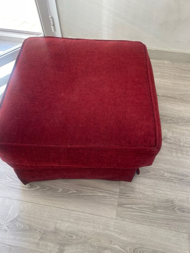 Puf de tela rojo burdeos