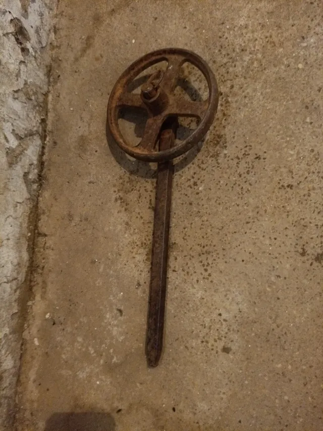 Rueda antigua de arado