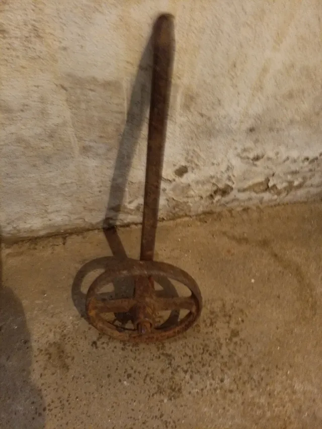 Rueda antigua de arado
