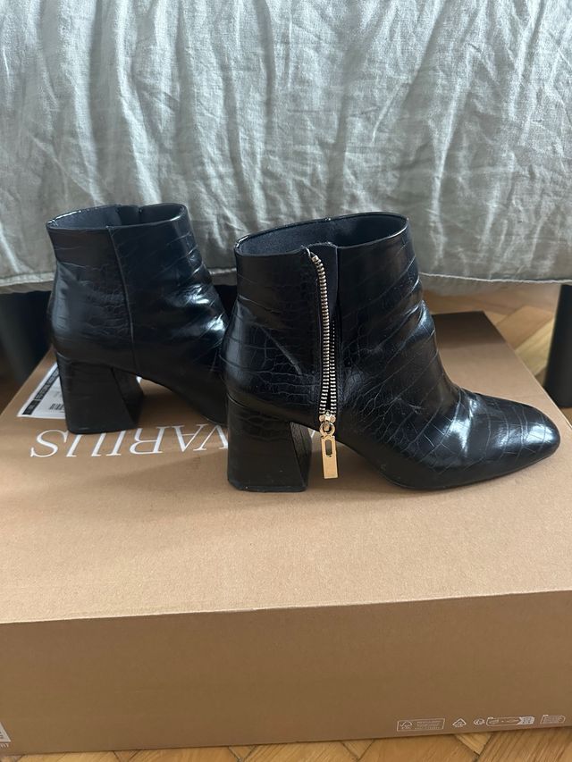 Botas Stradivarius negras efecto piel cocodrilo