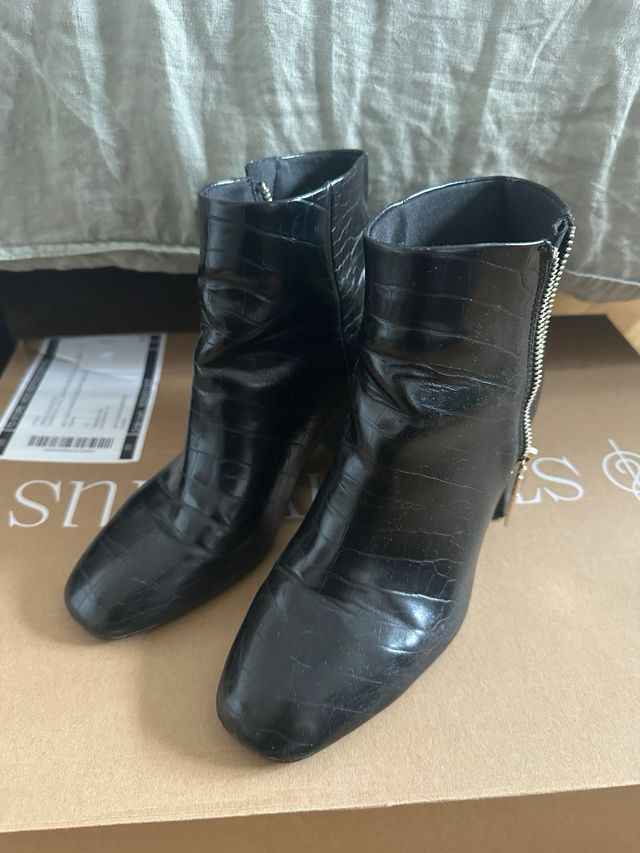 Botas Stradivarius negras efecto piel cocodrilo