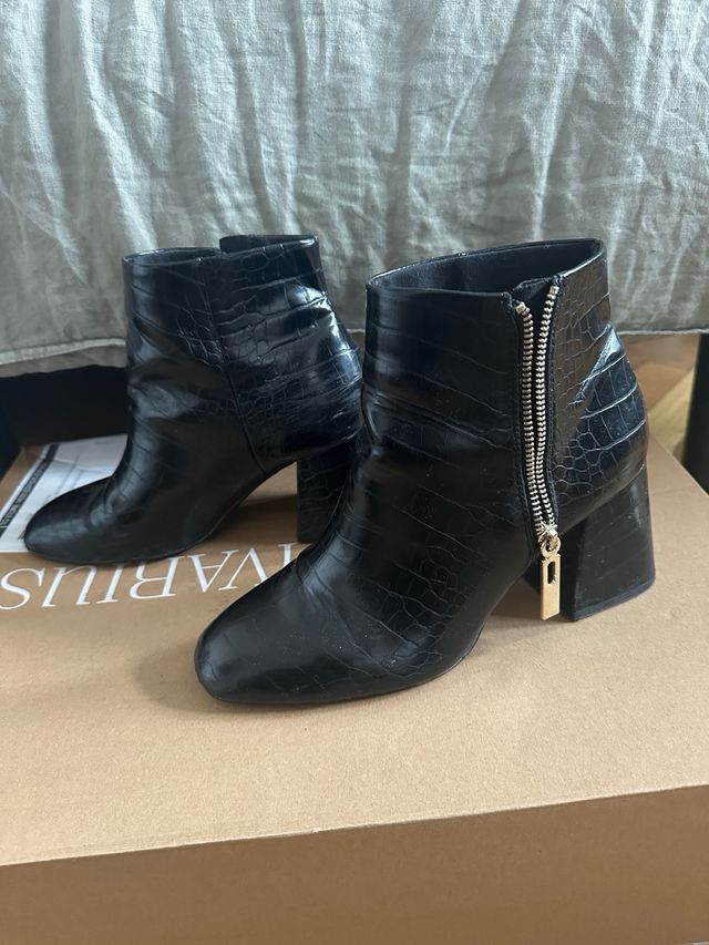 Botas Stradivarius negras efecto piel cocodrilo