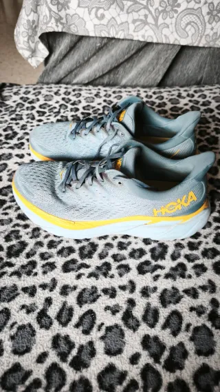 Zapatillas Hoka Clifton 8 y zapatillas Reebok