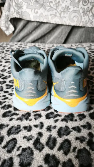 Zapatillas Hoka Clifton 8 y zapatillas Reebok