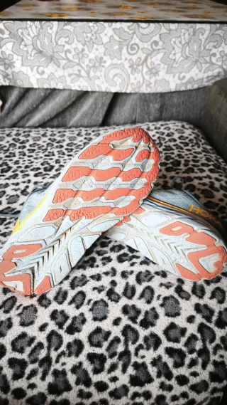 Zapatillas Hoka Clifton 8 y zapatillas Reebok