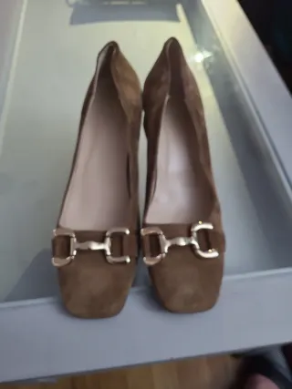 Zapatos de salón marrones con hebilla dorada