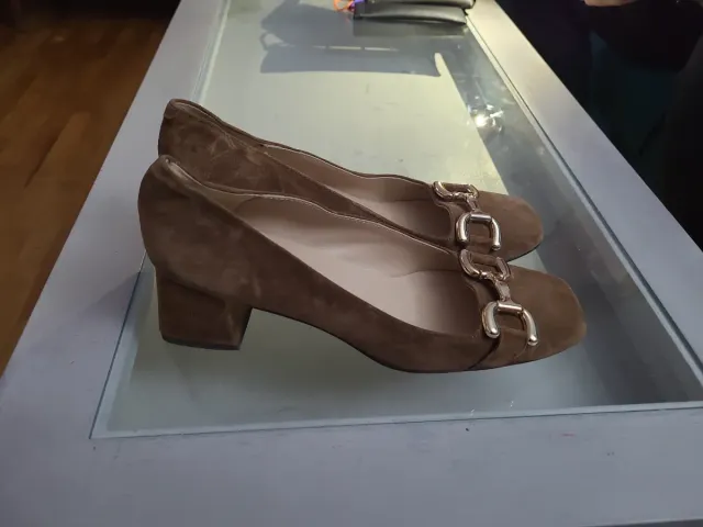 Zapatos de salón marrones con hebilla dorada