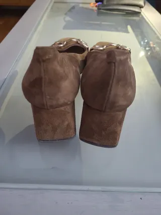 Zapatos de salón marrones con hebilla dorada