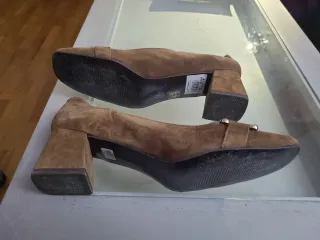 Zapatos de salón marrones con hebilla dorada