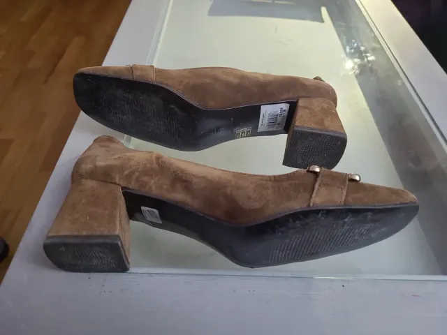 Zapatos de salón marrones con hebilla dorada