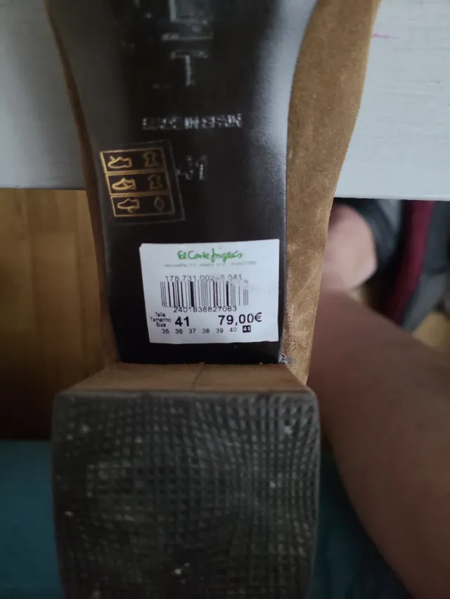 Zapatos de salón marrones con hebilla dorada