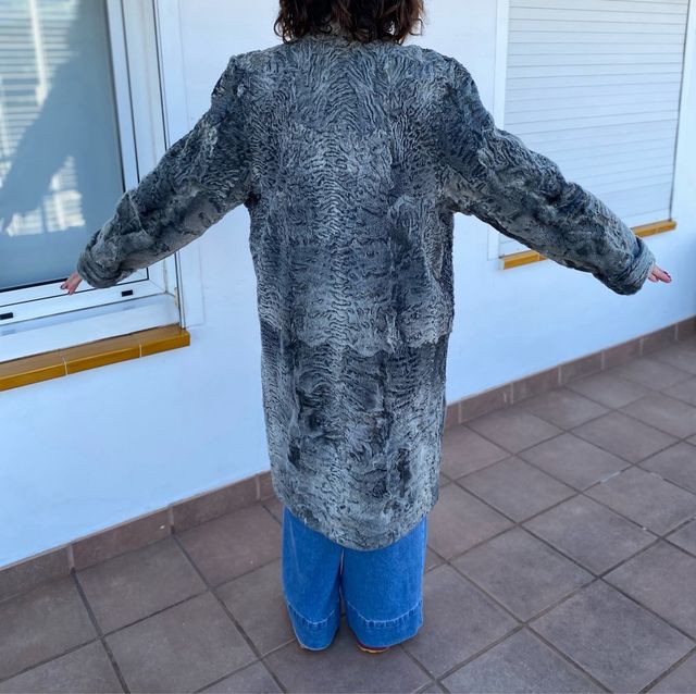 Abrigo largo de astracán gris