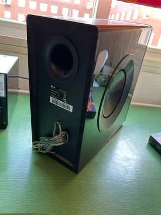 Cadena Samsung y Altavoces LG Negros