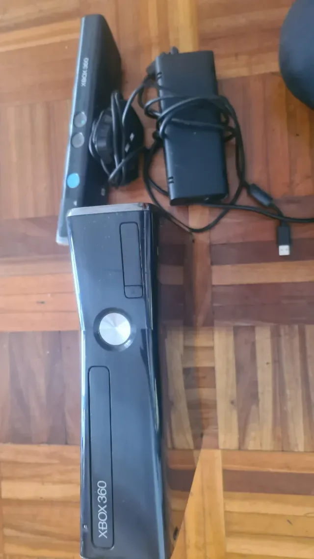 Xbox 360 Negra + Kinect + Mando + 3 Juegos