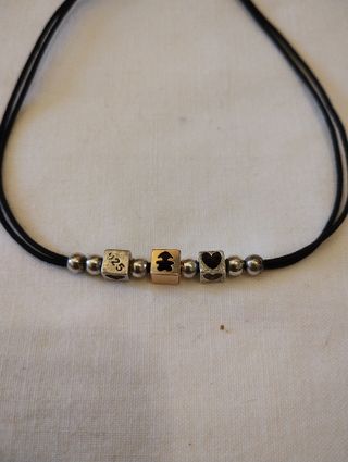 Braccialetto cordino nero con ciondoli