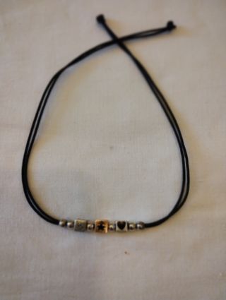 Braccialetto cordino nero con ciondoli