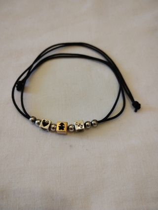 Braccialetto cordino nero con ciondoli