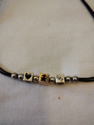 Braccialetto cordino nero con ciondoli