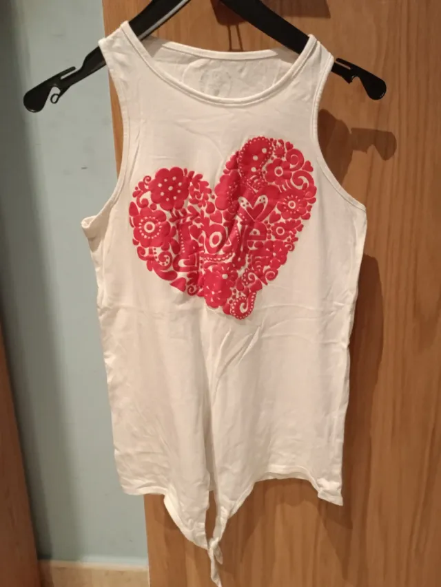 Camiseta blanca con corazón rojo
