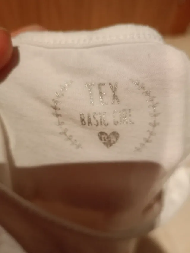 Camiseta blanca con corazón rojo