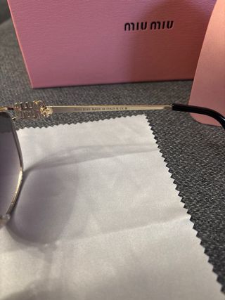 Gafas de sol Miu Miu doradas y moradas