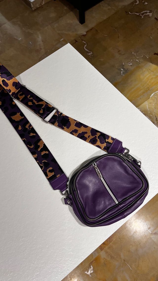 Bolso bandolera de piel morado