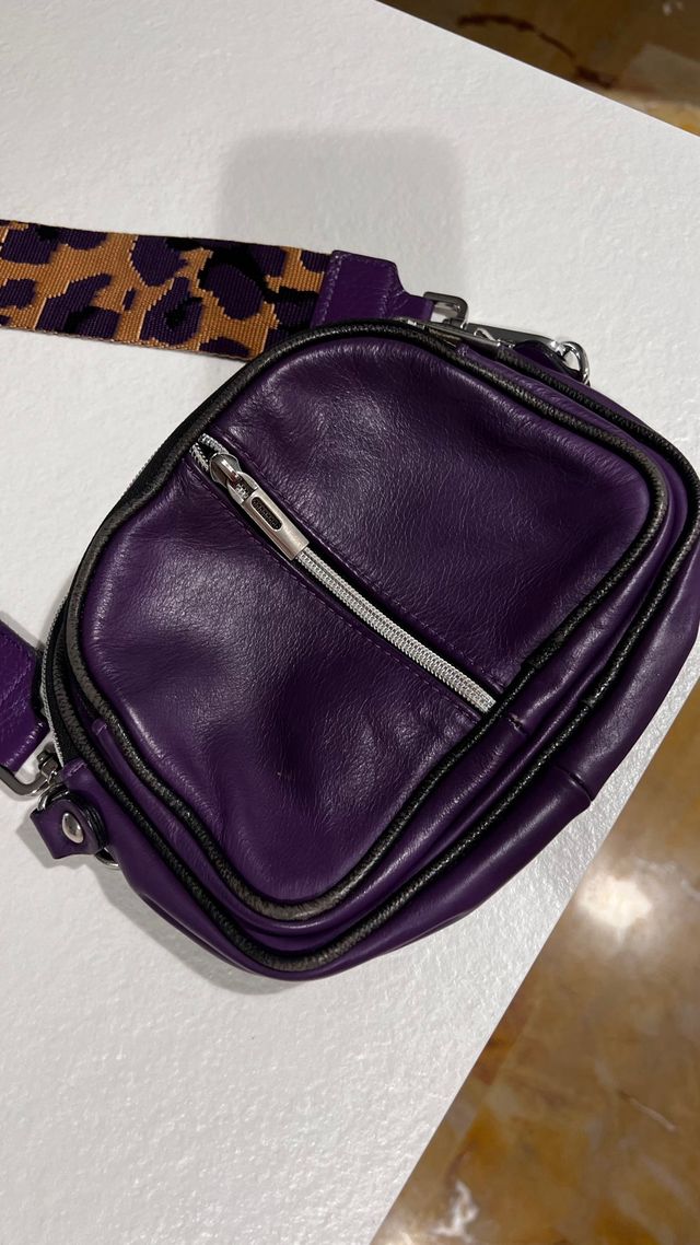 Bolso bandolera de piel morado