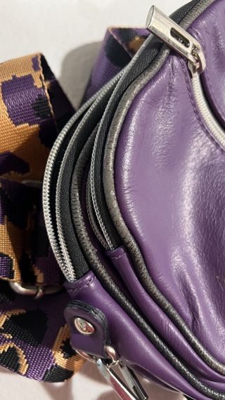 Bolso bandolera de piel morado