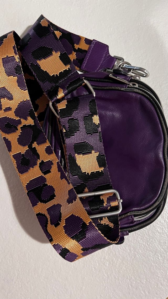 Bolso bandolera de piel morado