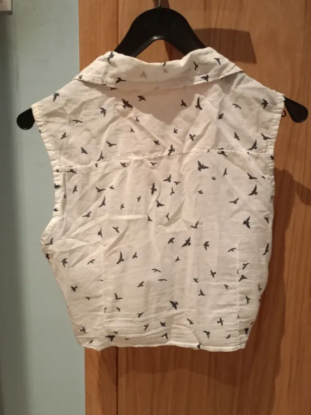 Camiseta blanca sin mangas con estampado de pájaro