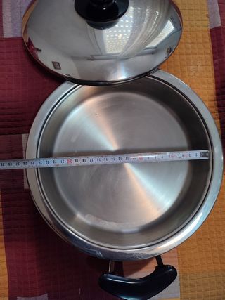 Cacerola de metal con tapa 5 cm profundidad