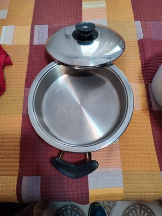 Cacerola de metal con tapa 5 cm profundidad