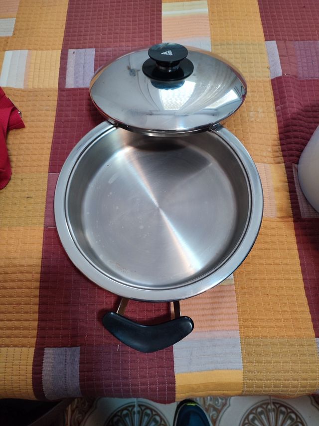 Cacerola de metal con tapa 5 cm profundidad