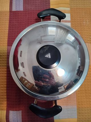 Cacerola de metal con tapa 5 cm profundidad