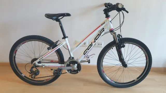 Bicicleta de montaña blanca Cono 540
