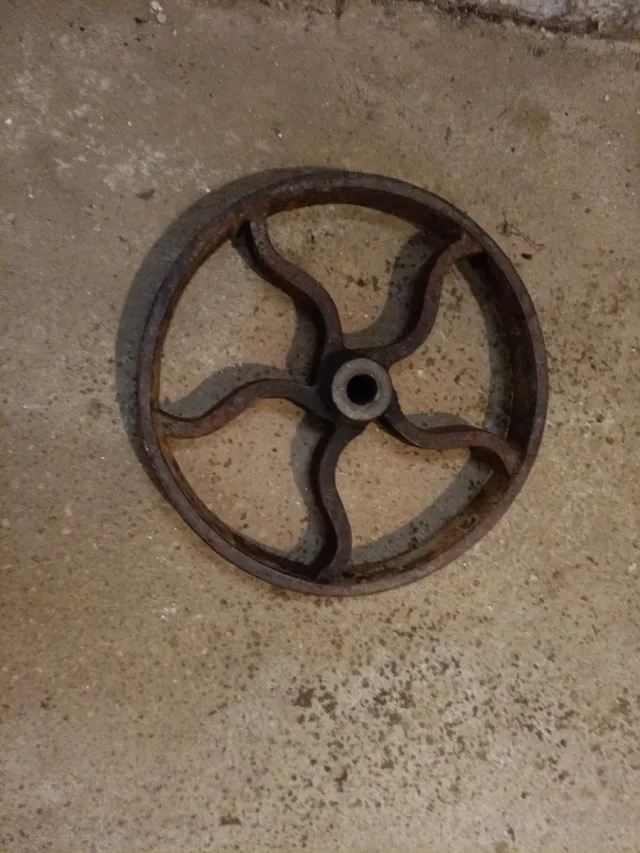 Rueda antigua hierro fundido decorativa
