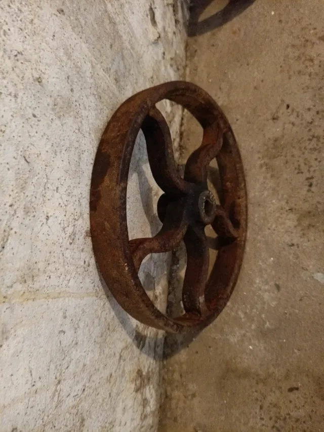 Rueda antigua hierro fundido decorativa