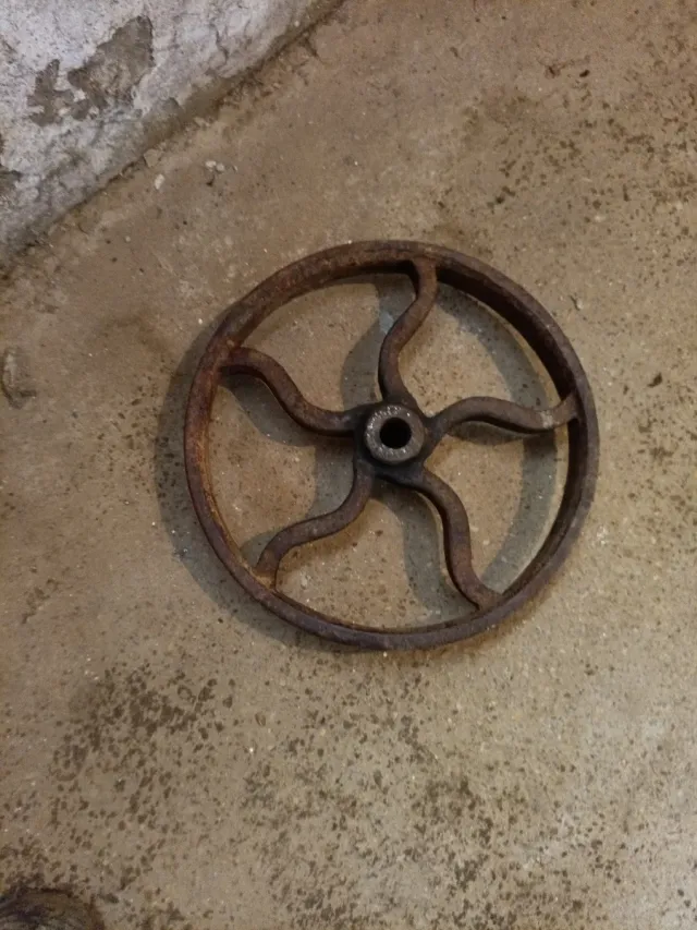 Rueda antigua hierro fundido decorativa