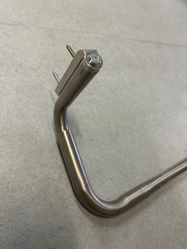 Barra para cortina de metal plateado ajustable