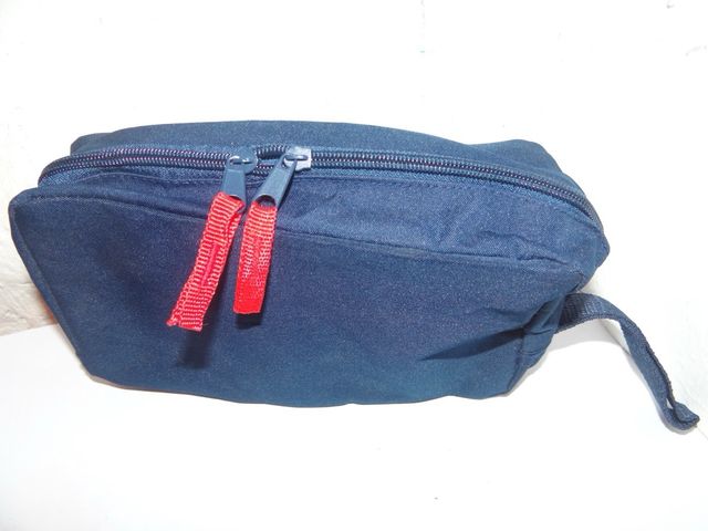 Tres estuches / neceseres como nuevos y muy útiles