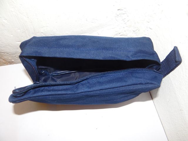 Tres estuches / neceseres como nuevos y muy útiles