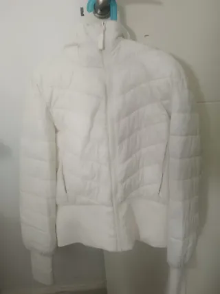 Cazadora blanca con capucha