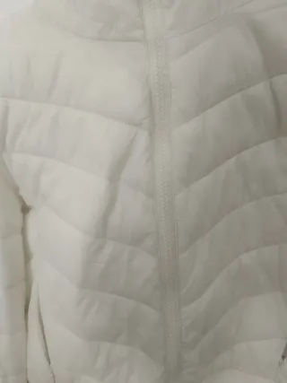 Cazadora blanca con capucha