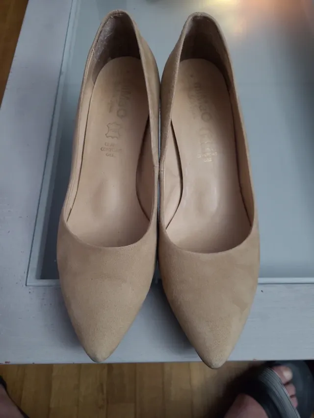 Zapatos de salón beige ante