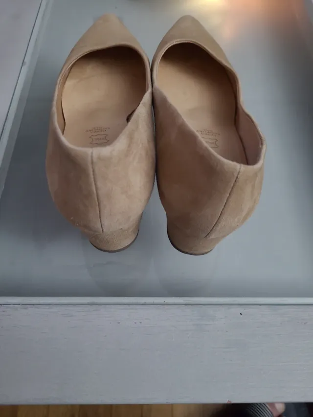 Zapatos de salón beige ante