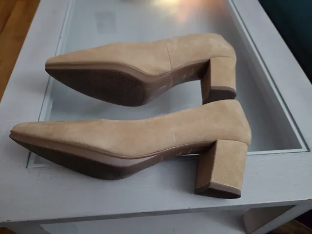 Zapatos de salón beige ante