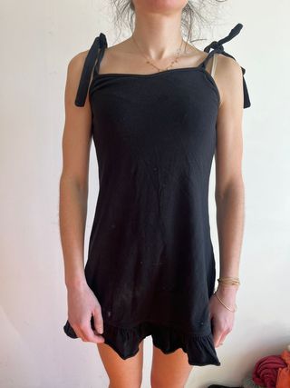 Vestido negro corto con tirantes