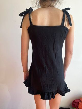 Vestido negro corto con tirantes