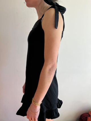 Vestido negro corto con tirantes