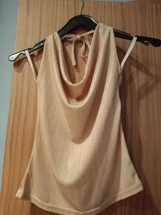 Top dorado brillante halter